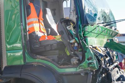 Ludwigsburg: Baustellen-LKW kracht auf Vordermann - Fahrer wird im Fuehrerhaus eingeklemmt und schwer verletzt
